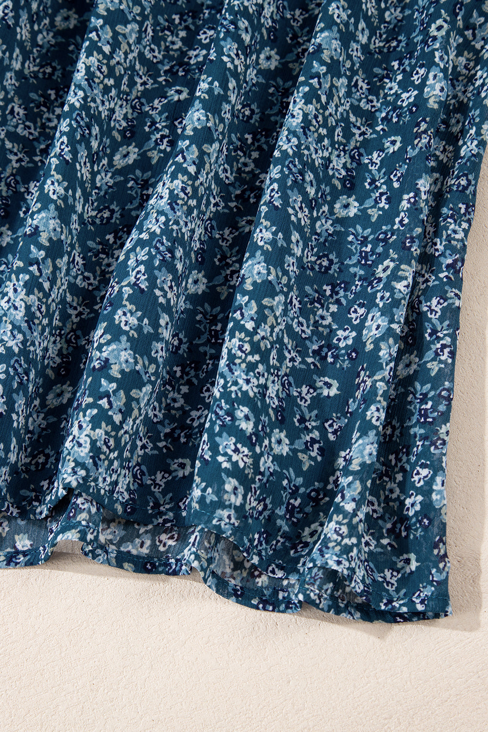 Mini-robe bleue à imprimé floral et col en cœur, dos froncé