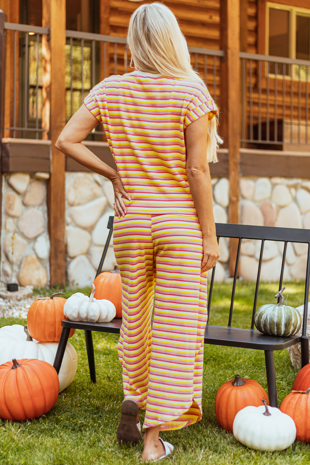 Ensemble pantalon large avec t-shirt arc-en-ciel à rayures jaunes et ficelle à franges