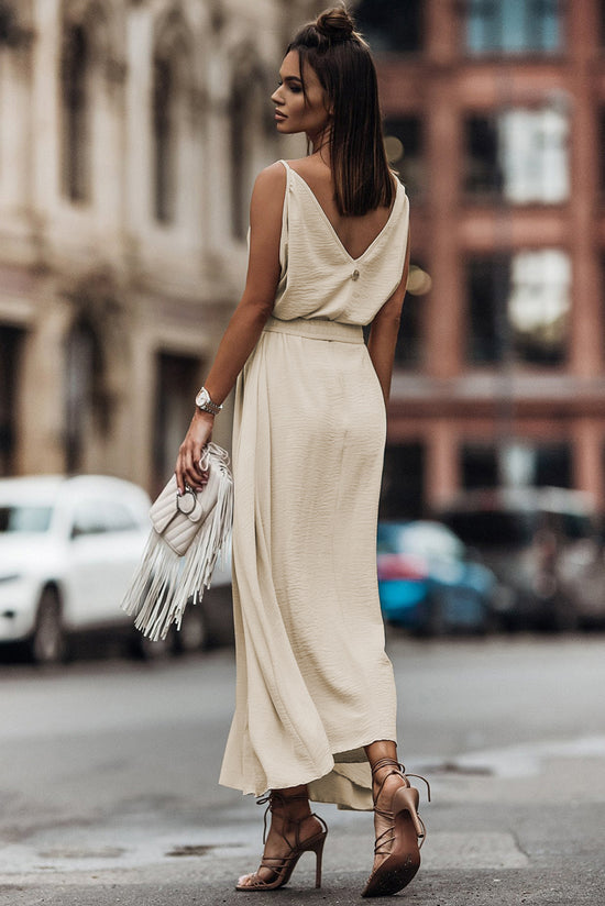 Long -collar -collar -colored dress and apricot elastic belt