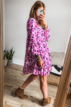 Bouton dress on the front with pink leopard print, 3/4 sleeves and ruffle hem