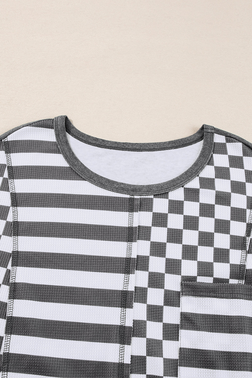 Chemisier gris foncé à poches et manches lanternes en patchwork rayé en damier