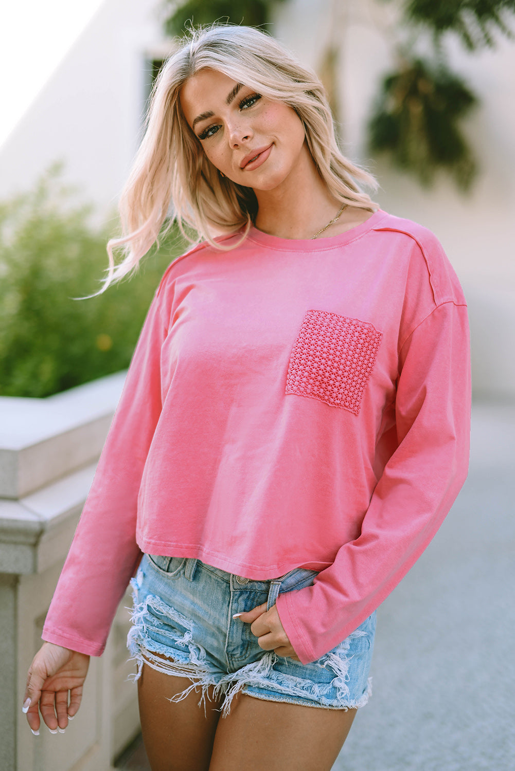 Camiseta de manga larga con bolsillo de parche de encaje rosa