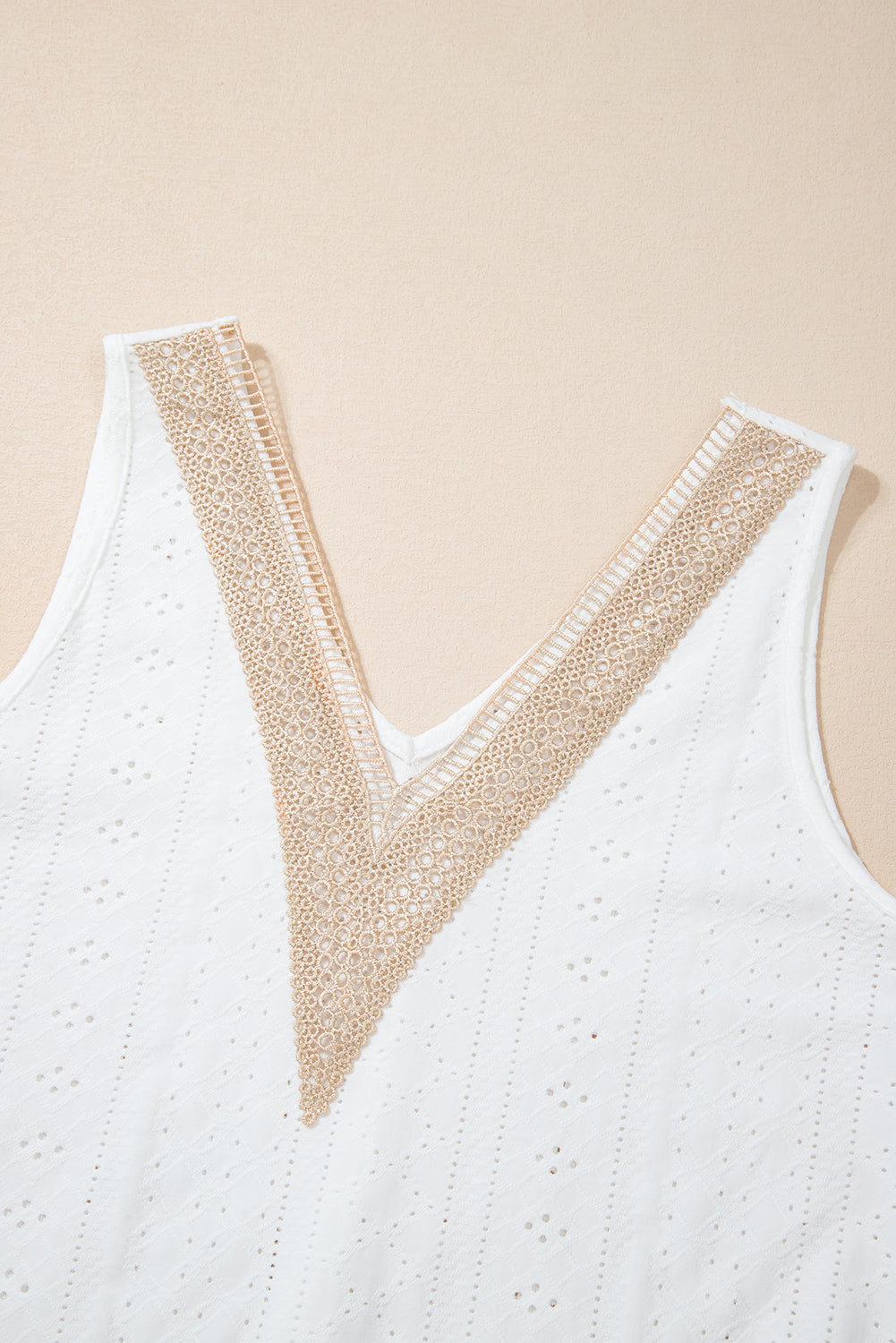 Débardeur ample en dentelle blanche avec épissure au crochet et col en V-A WOMAN WE LOVE