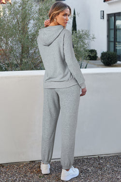 Hooded hoodie with tightening lined in fleece of light gray colored with pocket