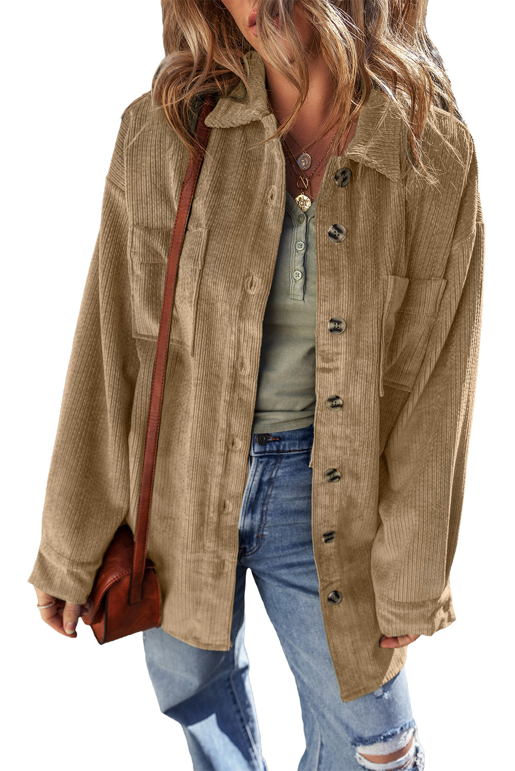 Veste-chemise boutonnée en velours côtelé beige clair avec poches plaquées