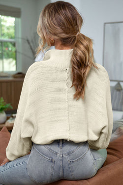 Pull beige à manches dolman et col montant boutonné avec perles