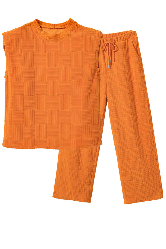 Camiseta con textura naranja y pantalones anchos