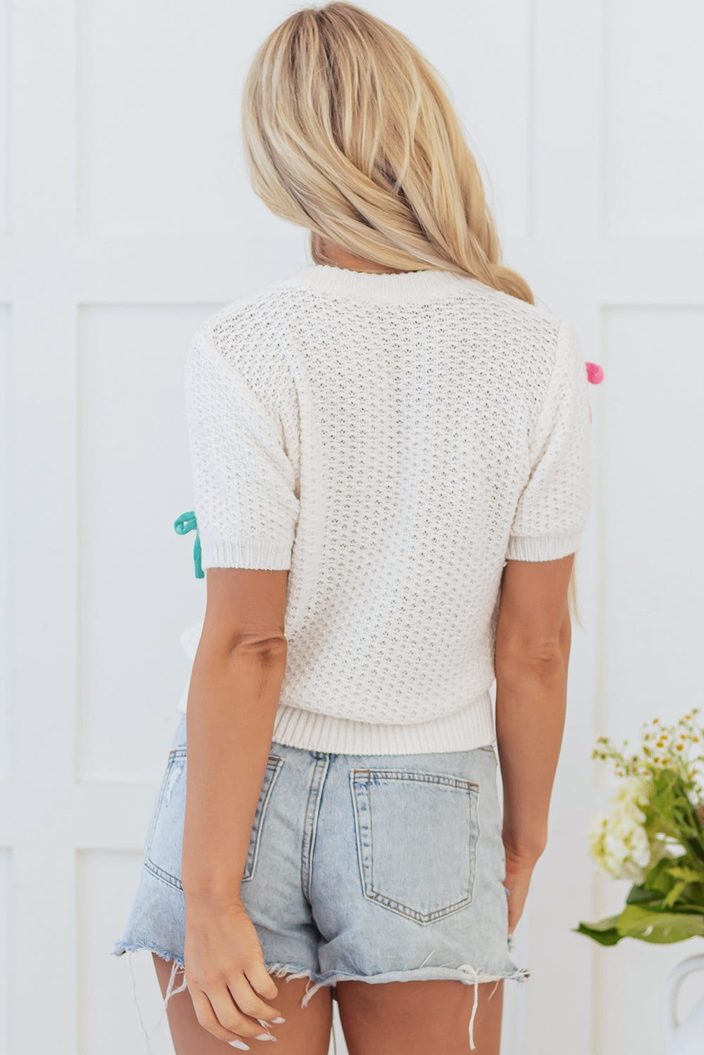 Pull blanc à manches courtes et col montant en tricot avec nœud coloré