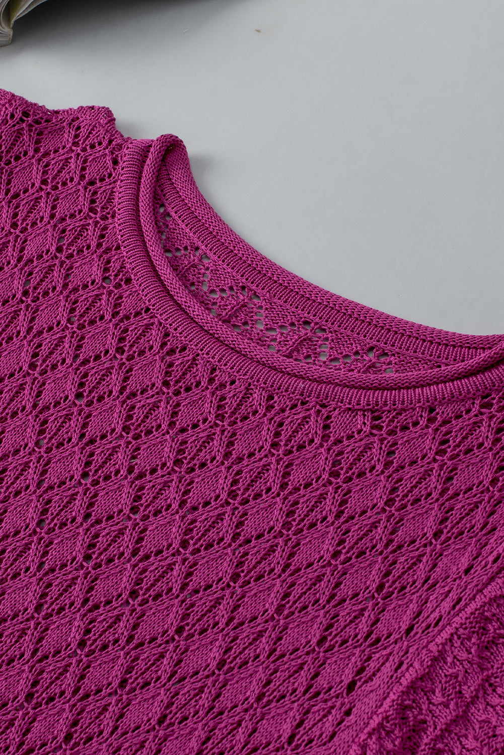 Pull en tricot texturé à manches courtes et volants violet
