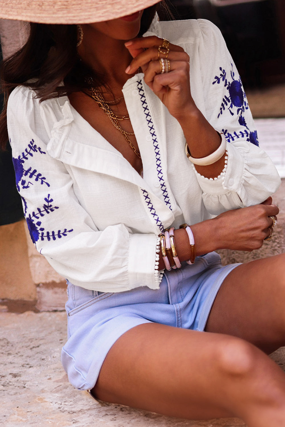 Chemise blanche à manches bracelet brodée de fleurs *-A WOMAN WE LOVE