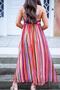 Vestido bohemio largo con correas delgadas y rayas multicolores, brotada hacia atrás