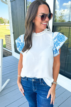 White blouse embroidered with fluffy sleeves and ruffle collar