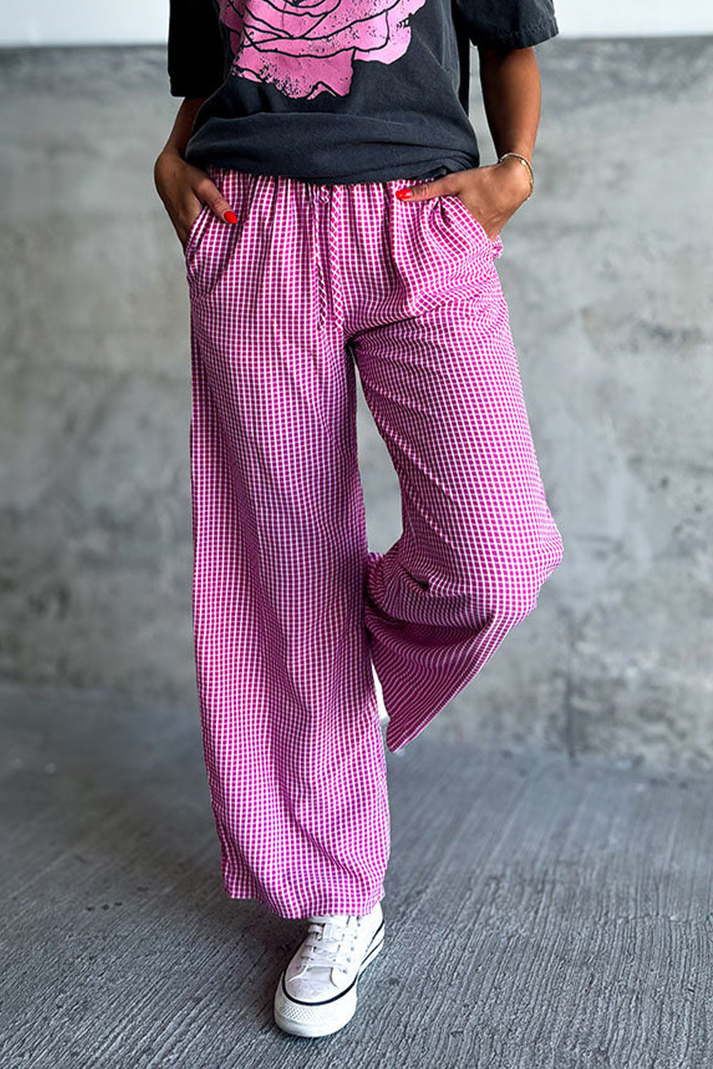 Pantalon décontracté à taille haute et jambe large avec cordon de serrage et imprimé à carreaux roses