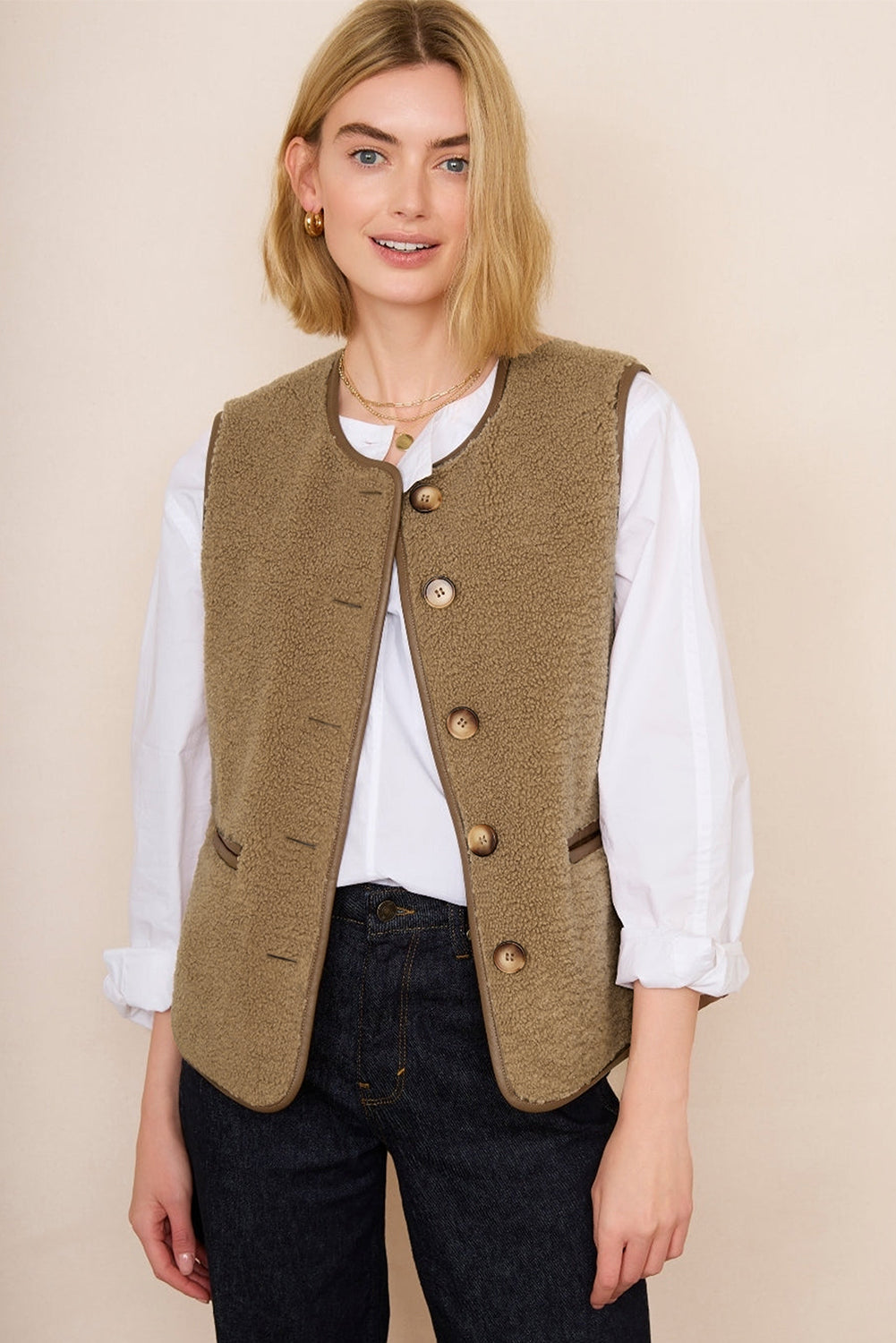 Gilet en polaire boutonné avec poches latérales contrastées en cuir camel