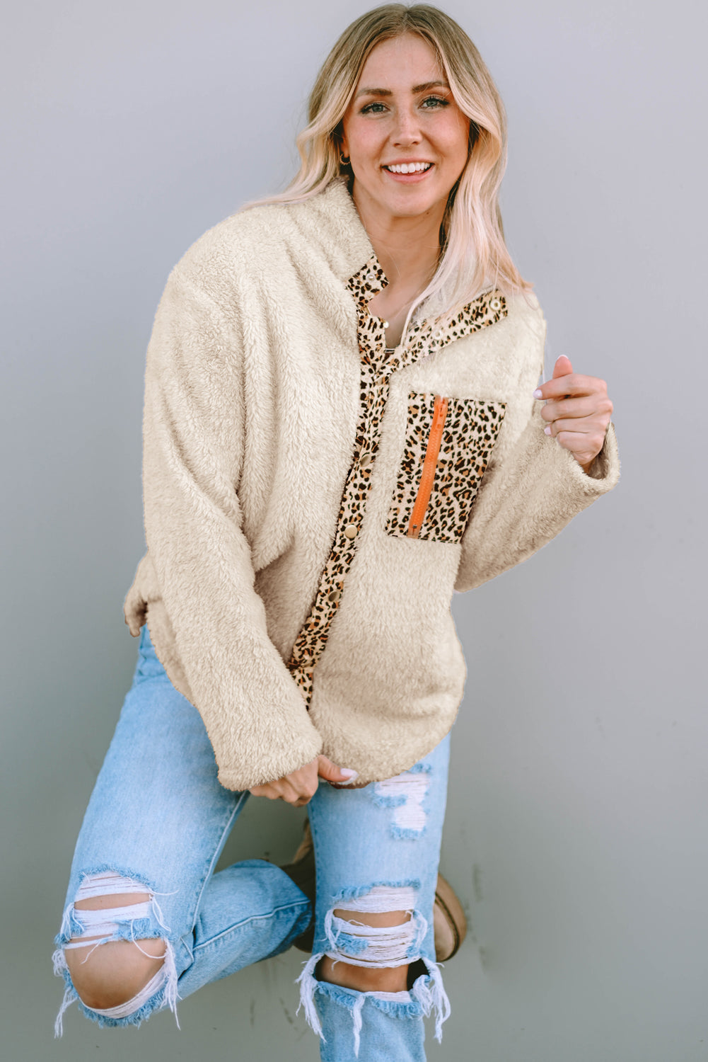 Chaqueta polar con bolsillo con cremallera y parche de leopardo albaricoque