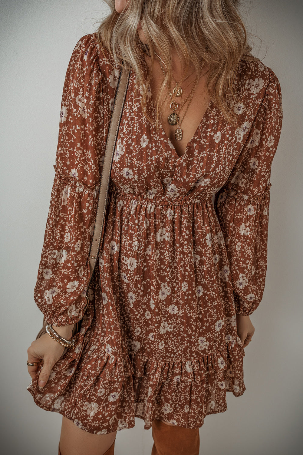 Brown Boho Floral Rusfled Puff manga V Neck Mini Vestido