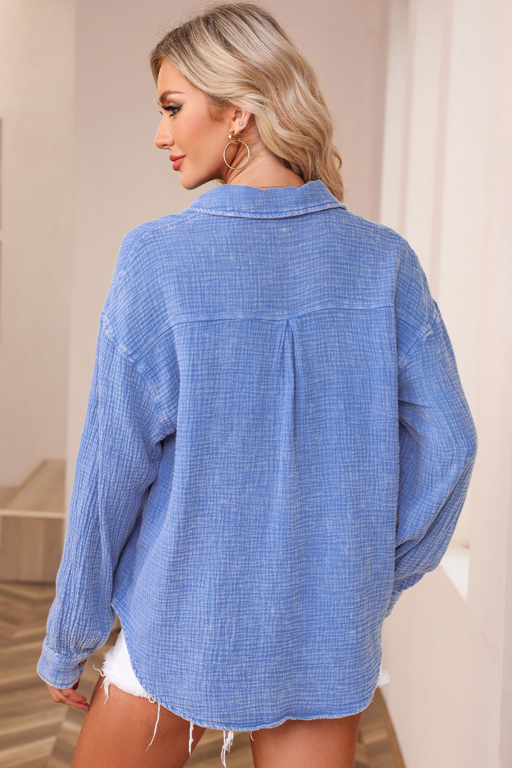 Chemise bleu ciel avec poches poitrine texturées et délavées minérales